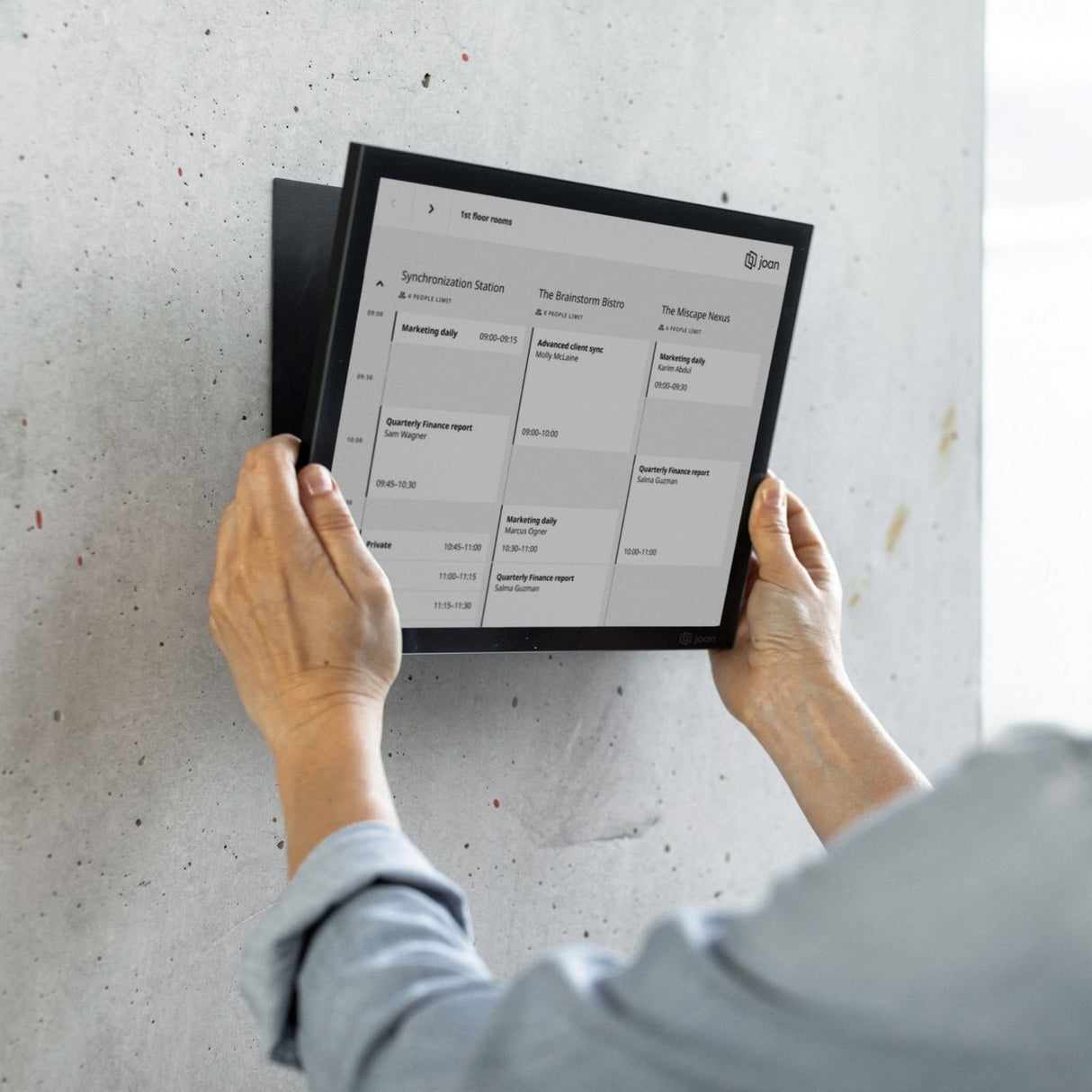 Joan 13 Pro Black Meeting Room Scheduler Display