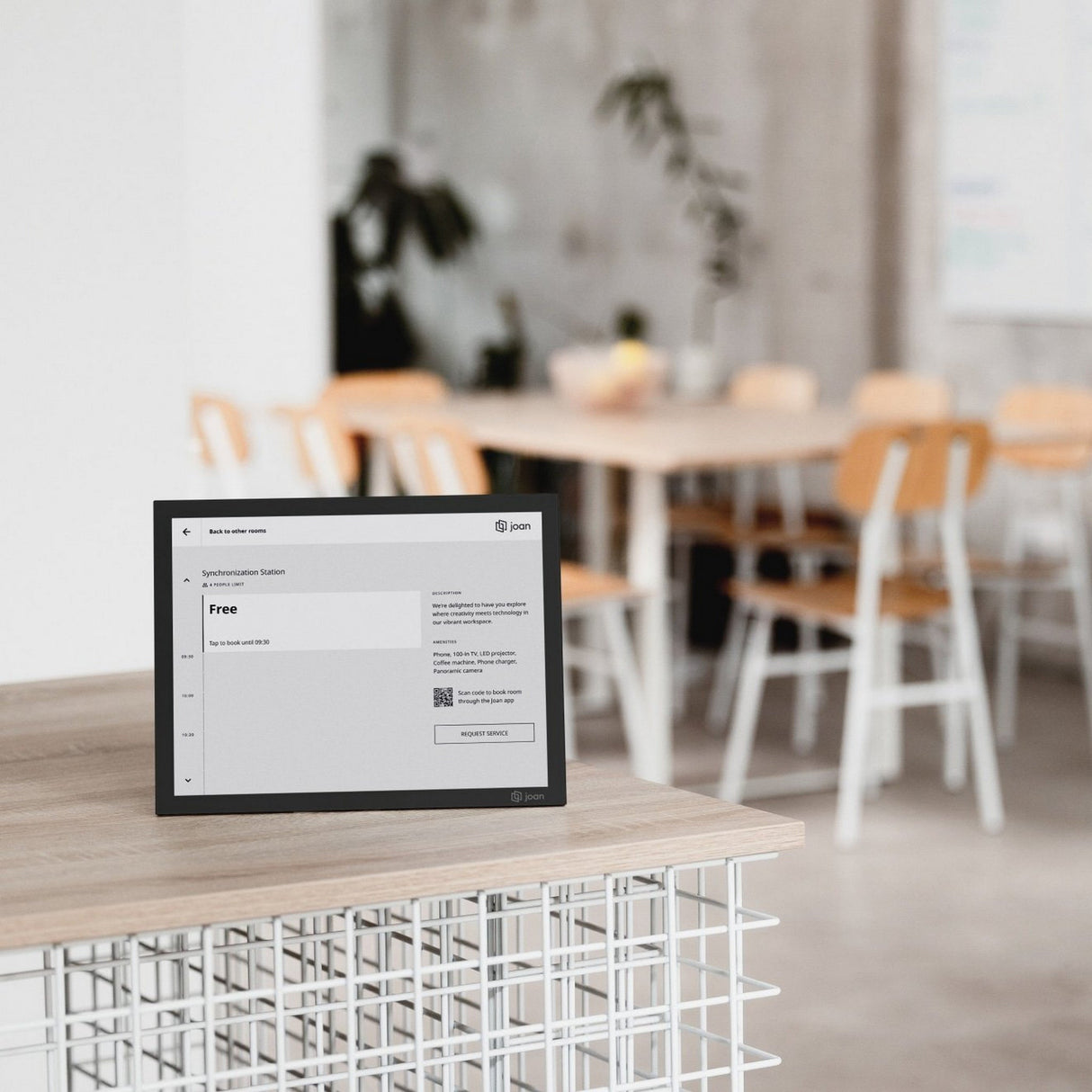 Joan 13 Pro Black Meeting Room Scheduler Display