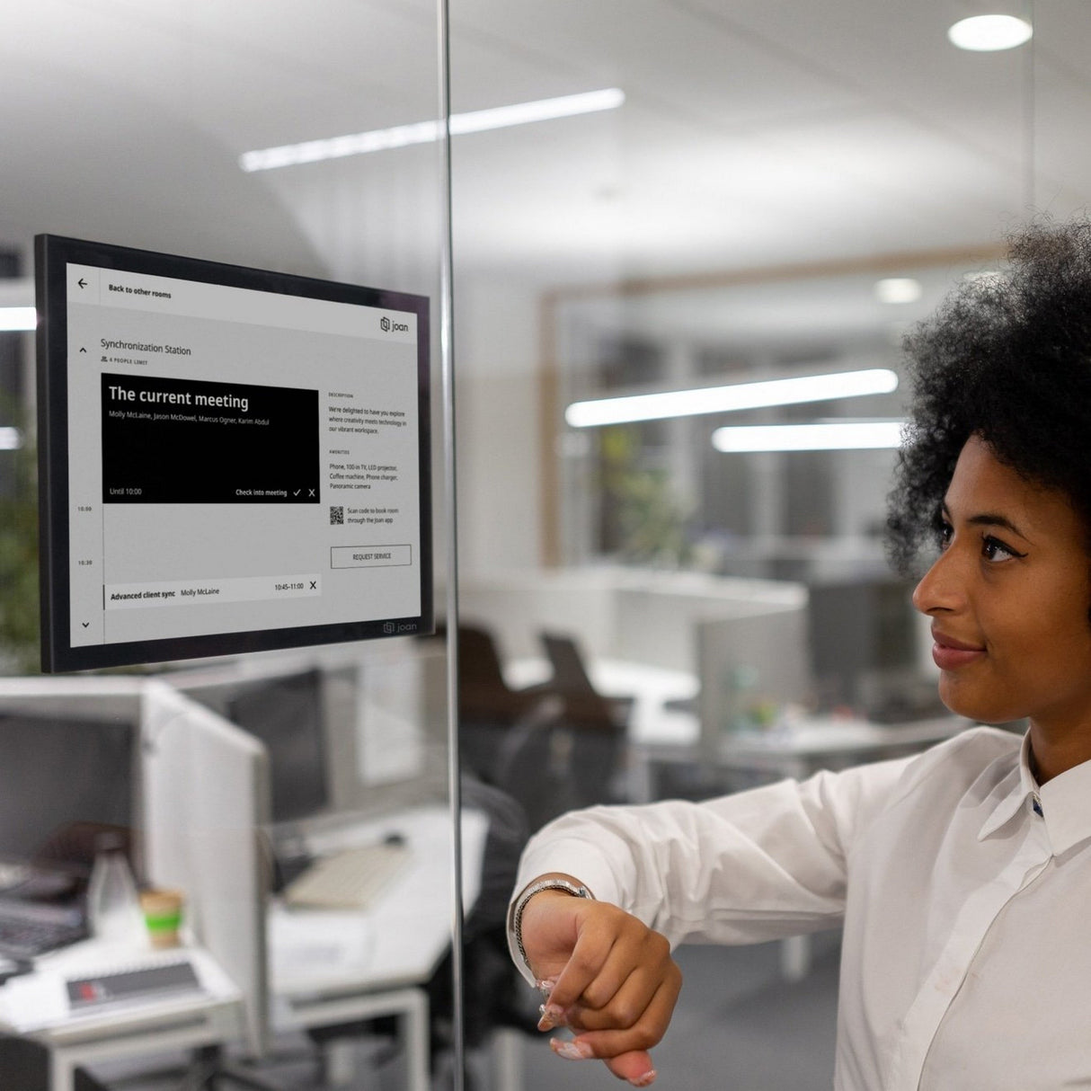 Joan 13 Pro Black Meeting Room Scheduler Display