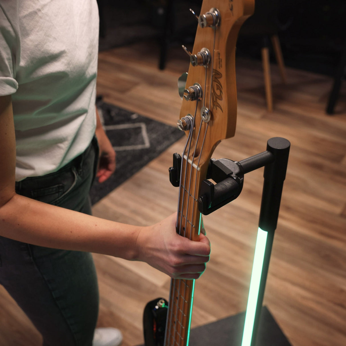 Gravity GS LS 01 NH B Neckhug Guitar GLOW STAND