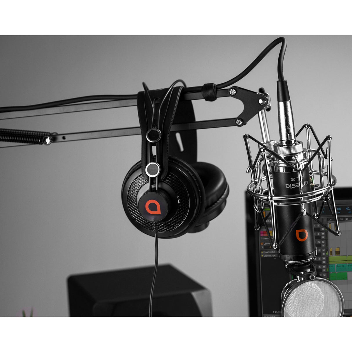Artesia AMH-11 Studio Headphone
