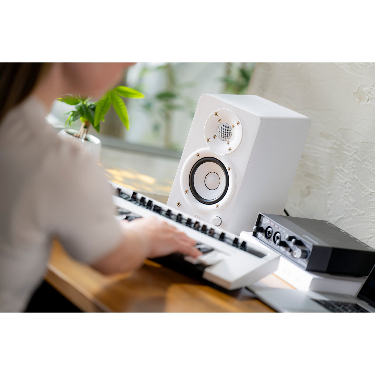 Yamaha HS4 2-Way 4.5-Inch Powered Studio Monitors, White Pair